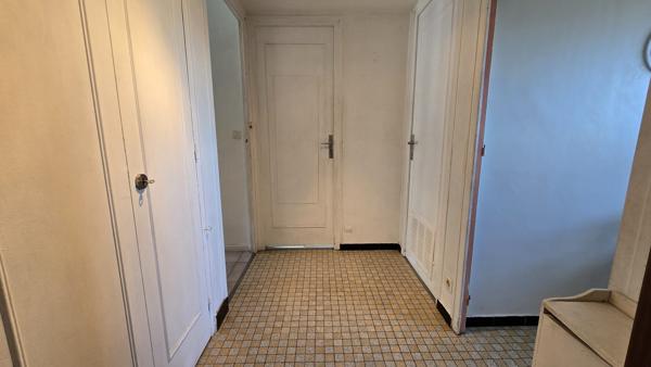 EMPLACEMENT IDÉAL – DERNIER ÉTAGE – VUE DÉGAGÉE