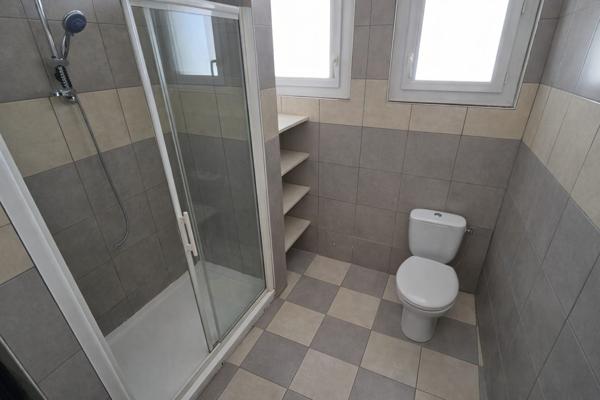 EMPLACEMENT IDÉAL – DERNIER ÉTAGE – VUE DÉGAGÉE