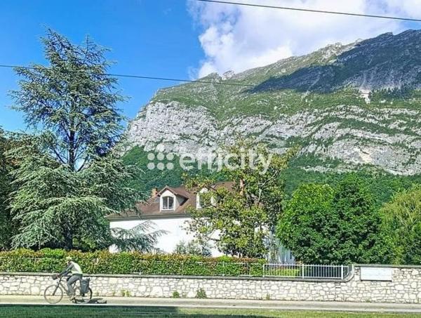 Loft
         5 pièces
        - 158 m² Bien prestige 410 000 € *