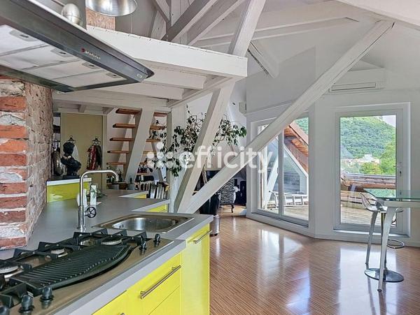 Loft
         5 pièces
        - 158 m² Bien prestige 410 000 € *