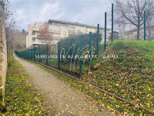 Joli appartement de 63m² avec deux chambres et balcon et parking proche gare.