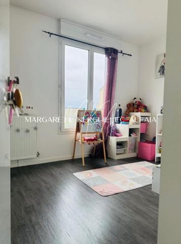Joli appartement de 63m² avec deux chambres et balcon et parking proche gare.