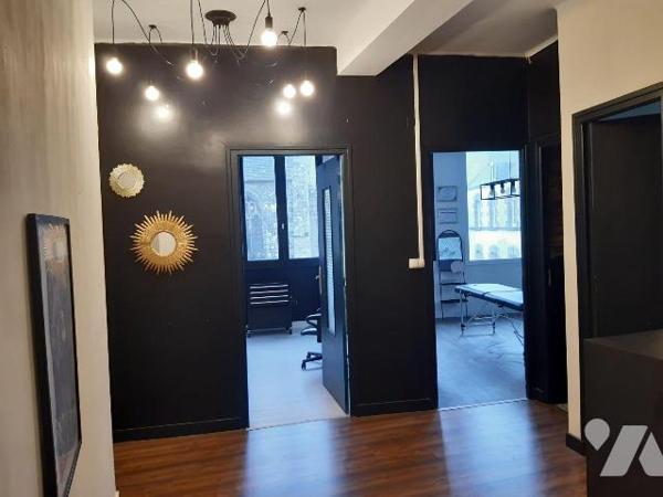 Immeuble à vendre à NOYAL-PONTIVY (56920), Morbihan (56), situé au coeur du centre-ville, à 2 p...