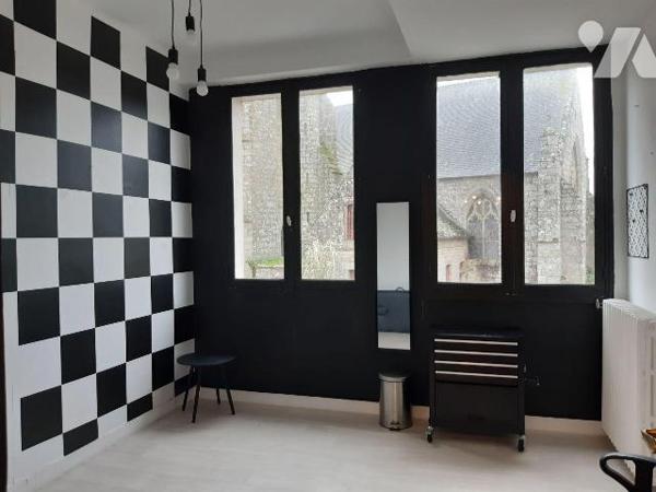 Immeuble à vendre à NOYAL-PONTIVY (56920), Morbihan (56), situé au coeur du centre-ville, à 2 p...