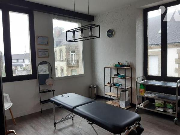 Immeuble à vendre à NOYAL-PONTIVY (56920), Morbihan (56), situé au coeur du centre-ville, à 2 p...