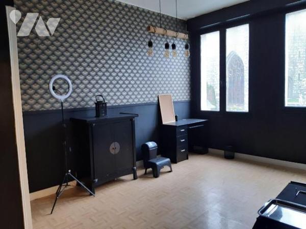 Immeuble à vendre à NOYAL-PONTIVY (56920), Morbihan (56), situé au coeur du centre-ville, à 2 p...