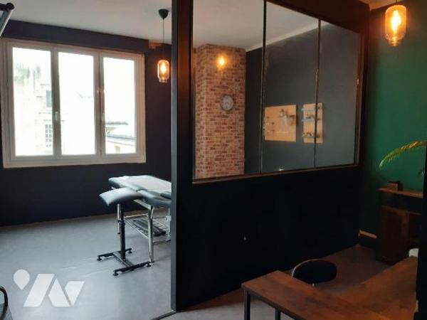 Immeuble à vendre à NOYAL-PONTIVY (56920), Morbihan (56), situé au coeur du centre-ville, à 2 p...