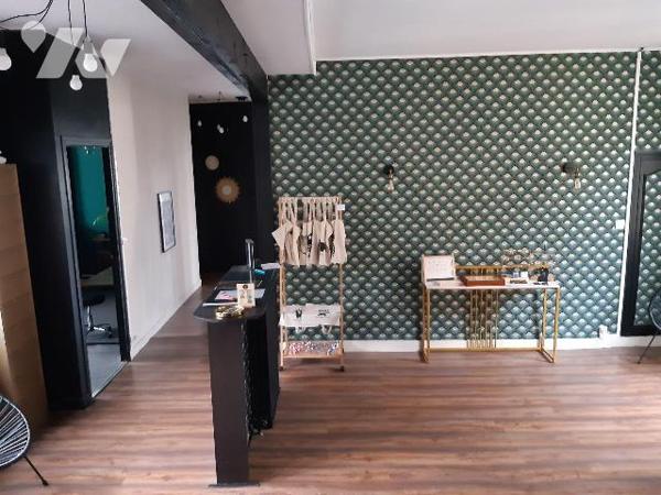 Immeuble à vendre à NOYAL-PONTIVY (56920), Morbihan (56), situé au coeur du centre-ville, à 2 p...