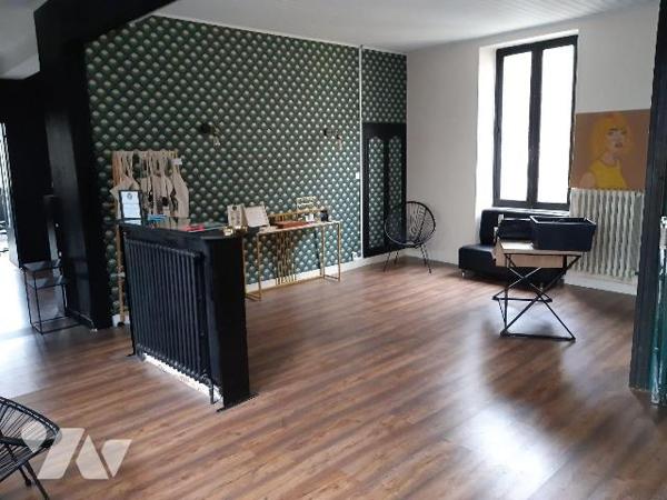 Immeuble à vendre à NOYAL-PONTIVY (56920), Morbihan (56), situé au coeur du centre-ville, à 2 p...