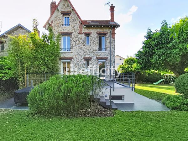 Maison
         8 pièces
        - 160 m² Bien prestige 899 000 € *