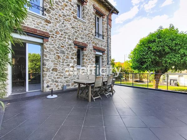 Maison
         8 pièces
        - 160 m² Bien prestige 899 000 € *