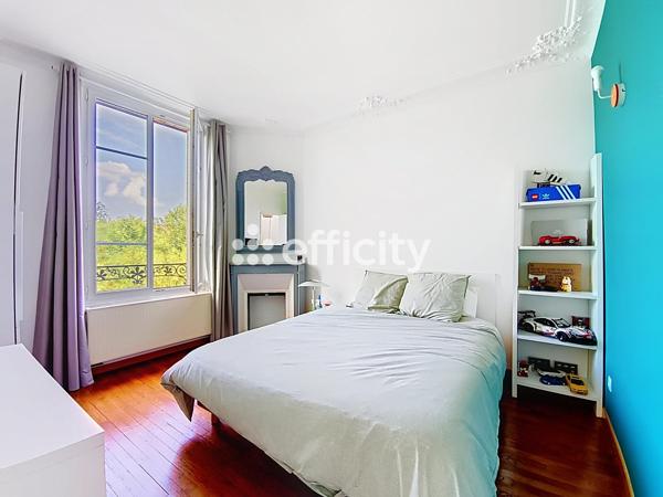 Maison
         8 pièces
        - 160 m² Bien prestige 899 000 € *
