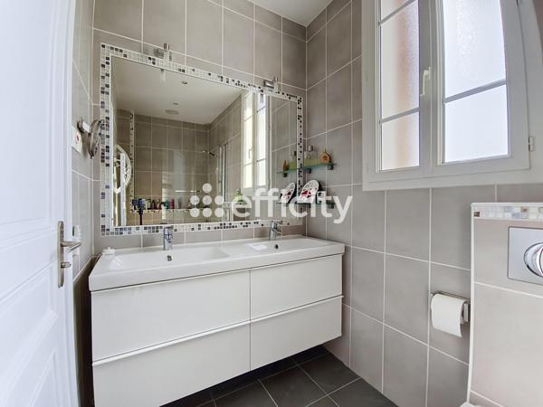 Maison
         8 pièces
        - 160 m² Bien prestige 899 000 € *