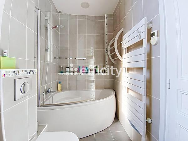 Maison
         8 pièces
        - 160 m² Bien prestige 899 000 € *