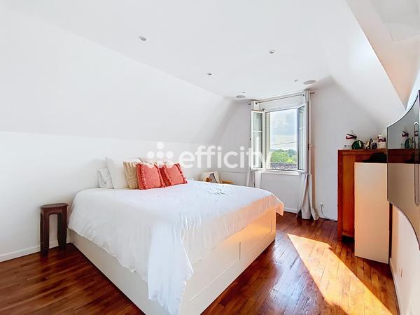 Maison
         8 pièces
        - 160 m² Bien prestige 899 000 € *