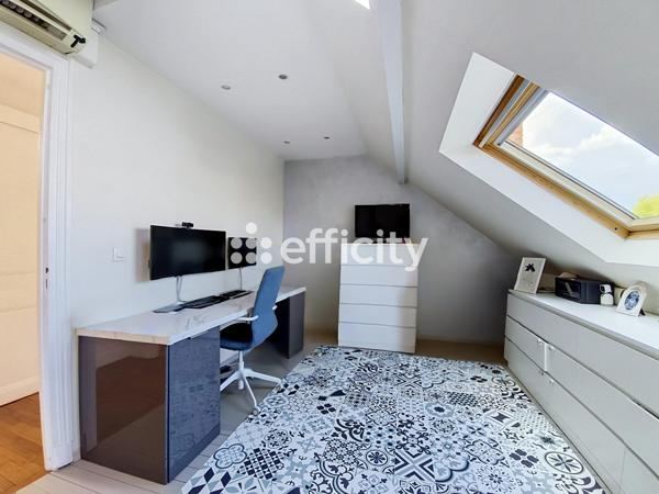 Maison
         8 pièces
        - 160 m² Bien prestige 899 000 € *