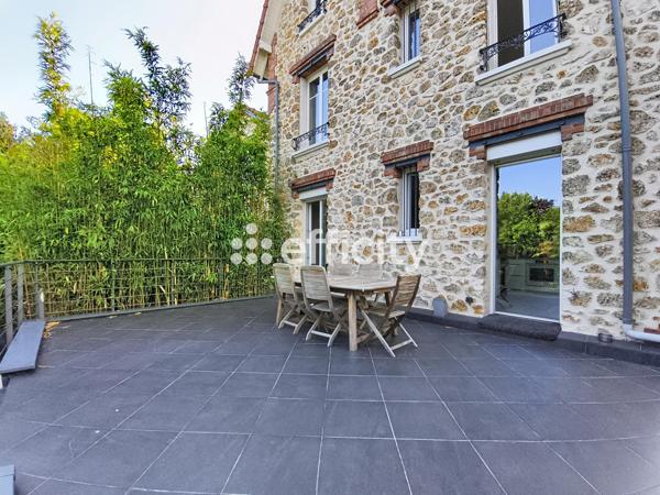 Maison
         8 pièces
        - 160 m² Bien prestige 899 000 € *