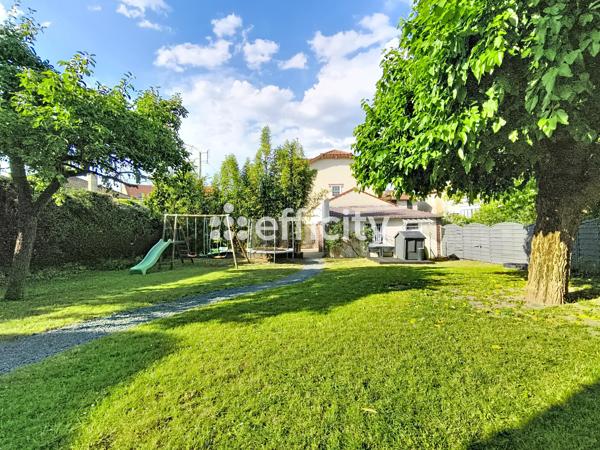 Maison
         8 pièces
        - 160 m² Bien prestige 899 000 € *
