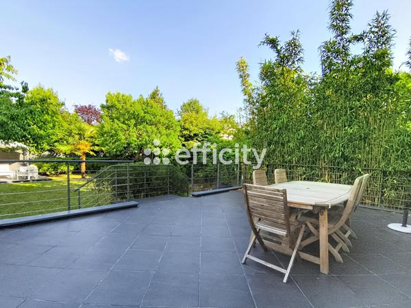 Maison
         8 pièces
        - 160 m² Bien prestige 899 000 € *