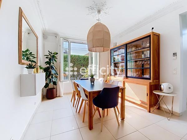 Maison
         8 pièces
        - 160 m² Bien prestige 899 000 € *