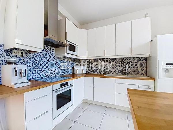 Maison
         8 pièces
        - 160 m² Bien prestige 899 000 € *