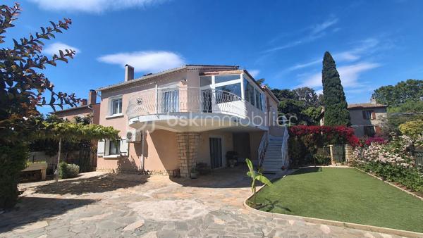EXCLUSIVITÉ 
Située dans le secteur recherché de La Marquise, au calme tout en restant proche de la gare, des commerces, des bus et des accès autoroute, cette propriété d’environ 168 m² offre de nombreuses possibilités : grande famille, projet multi-générationnel ou complément de revenu locatif.

Édifiée sur un terrain plat et piscinable d’environ 680 m², elle propose deux espaces de vie indépendants reliés par un ascenseur intérieur, avec accès séparés.

À l’étage : belle pièce de vie lumineuse, 2 grandes chambres, véranda fermée et agréable terrasse exposée sud.
Au rez-de-chaussée : un confortable 3 pièces indépendant.

Prestations de qualité : DPE C, climatisation réversible, panneaux solaires, forage avec traitement de l’eau, double vitrage, toiture et façade en bon état.

Carport fermé, nombreux stationnements, abris de jardin et espace buanderie indépendant complètent l’ensemble.

Un bien rare sur le secteur, alliant confort, potentiel et emplacement privilégié.
