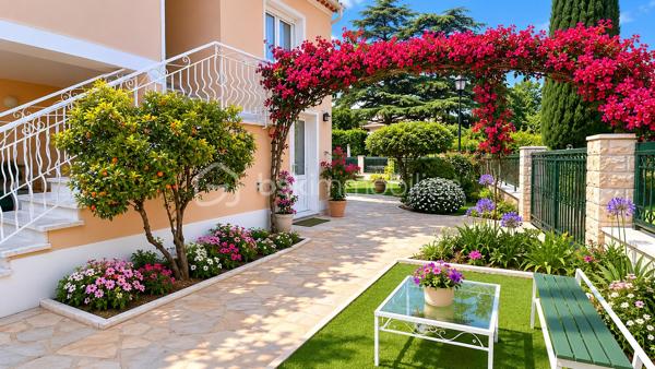 EXCLUSIVITÉ 
Située dans le secteur recherché de La Marquise, au calme tout en restant proche de la gare, des commerces, des bus et des accès autoroute, cette propriété d’environ 168 m² offre de nombreuses possibilités : grande famille, projet multi-générationnel ou complément de revenu locatif.

Édifiée sur un terrain plat et piscinable d’environ 680 m², elle propose deux espaces de vie indépendants reliés par un ascenseur intérieur, avec accès séparés.

À l’étage : belle pièce de vie lumineuse, 2 grandes chambres, véranda fermée et agréable terrasse exposée sud.
Au rez-de-chaussée : un confortable 3 pièces indépendant.

Prestations de qualité : DPE C, climatisation réversible, panneaux solaires, forage avec traitement de l’eau, double vitrage, toiture et façade en bon état.

Carport fermé, nombreux stationnements, abris de jardin et espace buanderie indépendant complètent l’ensemble.

Un bien rare sur le secteur, alliant confort, potentiel et emplacement privilégié.