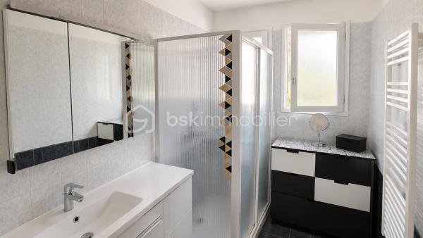 EXCLUSIVITÉ 
Située dans le secteur recherché de La Marquise, au calme tout en restant proche de la gare, des commerces, des bus et des accès autoroute, cette propriété d’environ 168 m² offre de nombreuses possibilités : grande famille, projet multi-générationnel ou complément de revenu locatif.

Édifiée sur un terrain plat et piscinable d’environ 680 m², elle propose deux espaces de vie indépendants reliés par un ascenseur intérieur, avec accès séparés.

À l’étage : belle pièce de vie lumineuse, 2 grandes chambres, véranda fermée et agréable terrasse exposée sud.
Au rez-de-chaussée : un confortable 3 pièces indépendant.

Prestations de qualité : DPE C, climatisation réversible, panneaux solaires, forage avec traitement de l’eau, double vitrage, toiture et façade en bon état.

Carport fermé, nombreux stationnements, abris de jardin et espace buanderie indépendant complètent l’ensemble.

Un bien rare sur le secteur, alliant confort, potentiel et emplacement privilégié.
