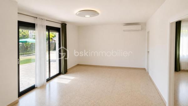 EXCLUSIVITÉ 
Située dans le secteur recherché de La Marquise, au calme tout en restant proche de la gare, des commerces, des bus et des accès autoroute, cette propriété d’environ 168 m² offre de nombreuses possibilités : grande famille, projet multi-générationnel ou complément de revenu locatif.

Édifiée sur un terrain plat et piscinable d’environ 680 m², elle propose deux espaces de vie indépendants reliés par un ascenseur intérieur, avec accès séparés.

À l’étage : belle pièce de vie lumineuse, 2 grandes chambres, véranda fermée et agréable terrasse exposée sud.
Au rez-de-chaussée : un confortable 3 pièces indépendant.

Prestations de qualité : DPE C, climatisation réversible, panneaux solaires, forage avec traitement de l’eau, double vitrage, toiture et façade en bon état.

Carport fermé, nombreux stationnements, abris de jardin et espace buanderie indépendant complètent l’ensemble.

Un bien rare sur le secteur, alliant confort, potentiel et emplacement privilégié.