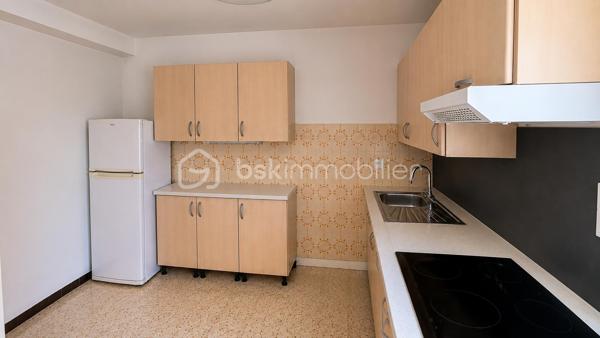 EXCLUSIVITÉ 
Située dans le secteur recherché de La Marquise, au calme tout en restant proche de la gare, des commerces, des bus et des accès autoroute, cette propriété d’environ 168 m² offre de nombreuses possibilités : grande famille, projet multi-générationnel ou complément de revenu locatif.

Édifiée sur un terrain plat et piscinable d’environ 680 m², elle propose deux espaces de vie indépendants reliés par un ascenseur intérieur, avec accès séparés.

À l’étage : belle pièce de vie lumineuse, 2 grandes chambres, véranda fermée et agréable terrasse exposée sud.
Au rez-de-chaussée : un confortable 3 pièces indépendant.

Prestations de qualité : DPE C, climatisation réversible, panneaux solaires, forage avec traitement de l’eau, double vitrage, toiture et façade en bon état.

Carport fermé, nombreux stationnements, abris de jardin et espace buanderie indépendant complètent l’ensemble.

Un bien rare sur le secteur, alliant confort, potentiel et emplacement privilégié.