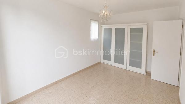 EXCLUSIVITÉ 
Située dans le secteur recherché de La Marquise, au calme tout en restant proche de la gare, des commerces, des bus et des accès autoroute, cette propriété d’environ 168 m² offre de nombreuses possibilités : grande famille, projet multi-générationnel ou complément de revenu locatif.

Édifiée sur un terrain plat et piscinable d’environ 680 m², elle propose deux espaces de vie indépendants reliés par un ascenseur intérieur, avec accès séparés.

À l’étage : belle pièce de vie lumineuse, 2 grandes chambres, véranda fermée et agréable terrasse exposée sud.
Au rez-de-chaussée : un confortable 3 pièces indépendant.

Prestations de qualité : DPE C, climatisation réversible, panneaux solaires, forage avec traitement de l’eau, double vitrage, toiture et façade en bon état.

Carport fermé, nombreux stationnements, abris de jardin et espace buanderie indépendant complètent l’ensemble.

Un bien rare sur le secteur, alliant confort, potentiel et emplacement privilégié.