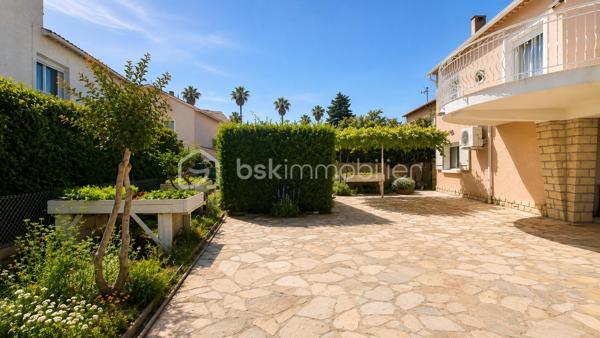 EXCLUSIVITÉ 
Située dans le secteur recherché de La Marquise, au calme tout en restant proche de la gare, des commerces, des bus et des accès autoroute, cette propriété d’environ 168 m² offre de nombreuses possibilités : grande famille, projet multi-générationnel ou complément de revenu locatif.

Édifiée sur un terrain plat et piscinable d’environ 680 m², elle propose deux espaces de vie indépendants reliés par un ascenseur intérieur, avec accès séparés.

À l’étage : belle pièce de vie lumineuse, 2 grandes chambres, véranda fermée et agréable terrasse exposée sud.
Au rez-de-chaussée : un confortable 3 pièces indépendant.

Prestations de qualité : DPE C, climatisation réversible, panneaux solaires, forage avec traitement de l’eau, double vitrage, toiture et façade en bon état.

Carport fermé, nombreux stationnements, abris de jardin et espace buanderie indépendant complètent l’ensemble.

Un bien rare sur le secteur, alliant confort, potentiel et emplacement privilégié.
