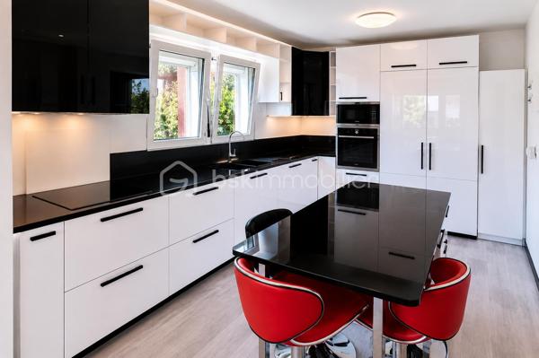 EXCLUSIVITÉ 
Située dans le secteur recherché de La Marquise, au calme tout en restant proche de la gare, des commerces, des bus et des accès autoroute, cette propriété d’environ 168 m² offre de nombreuses possibilités : grande famille, projet multi-générationnel ou complément de revenu locatif.

Édifiée sur un terrain plat et piscinable d’environ 680 m², elle propose deux espaces de vie indépendants reliés par un ascenseur intérieur, avec accès séparés.

À l’étage : belle pièce de vie lumineuse, 2 grandes chambres, véranda fermée et agréable terrasse exposée sud.
Au rez-de-chaussée : un confortable 3 pièces indépendant.

Prestations de qualité : DPE C, climatisation réversible, panneaux solaires, forage avec traitement de l’eau, double vitrage, toiture et façade en bon état.

Carport fermé, nombreux stationnements, abris de jardin et espace buanderie indépendant complètent l’ensemble.

Un bien rare sur le secteur, alliant confort, potentiel et emplacement privilégié.