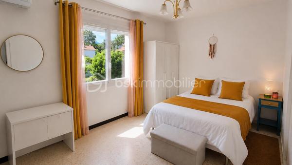 EXCLUSIVITÉ 
Située dans le secteur recherché de La Marquise, au calme tout en restant proche de la gare, des commerces, des bus et des accès autoroute, cette propriété d’environ 168 m² offre de nombreuses possibilités : grande famille, projet multi-générationnel ou complément de revenu locatif.

Édifiée sur un terrain plat et piscinable d’environ 680 m², elle propose deux espaces de vie indépendants reliés par un ascenseur intérieur, avec accès séparés.

À l’étage : belle pièce de vie lumineuse, 2 grandes chambres, véranda fermée et agréable terrasse exposée sud.
Au rez-de-chaussée : un confortable 3 pièces indépendant.

Prestations de qualité : DPE C, climatisation réversible, panneaux solaires, forage avec traitement de l’eau, double vitrage, toiture et façade en bon état.

Carport fermé, nombreux stationnements, abris de jardin et espace buanderie indépendant complètent l’ensemble.

Un bien rare sur le secteur, alliant confort, potentiel et emplacement privilégié.