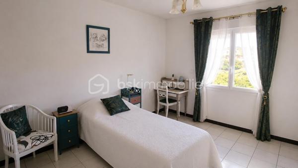 EXCLUSIVITÉ 
Située dans le secteur recherché de La Marquise, au calme tout en restant proche de la gare, des commerces, des bus et des accès autoroute, cette propriété d’environ 168 m² offre de nombreuses possibilités : grande famille, projet multi-générationnel ou complément de revenu locatif.

Édifiée sur un terrain plat et piscinable d’environ 680 m², elle propose deux espaces de vie indépendants reliés par un ascenseur intérieur, avec accès séparés.

À l’étage : belle pièce de vie lumineuse, 2 grandes chambres, véranda fermée et agréable terrasse exposée sud.
Au rez-de-chaussée : un confortable 3 pièces indépendant.

Prestations de qualité : DPE C, climatisation réversible, panneaux solaires, forage avec traitement de l’eau, double vitrage, toiture et façade en bon état.

Carport fermé, nombreux stationnements, abris de jardin et espace buanderie indépendant complètent l’ensemble.

Un bien rare sur le secteur, alliant confort, potentiel et emplacement privilégié.