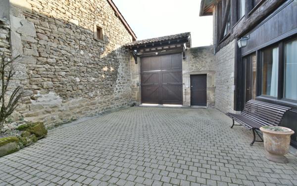 Maison à vendre    6 pièces • 360 m2 Mours-Saint-Eusèbe