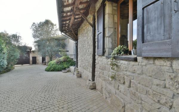 Maison à vendre    6 pièces • 360 m2 Mours-Saint-Eusèbe