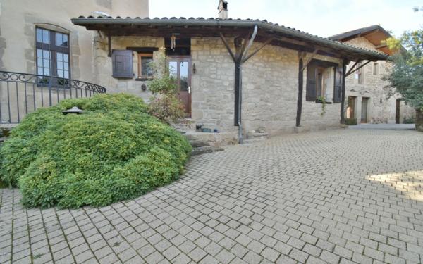 Maison à vendre    6 pièces • 360 m2 Mours-Saint-Eusèbe