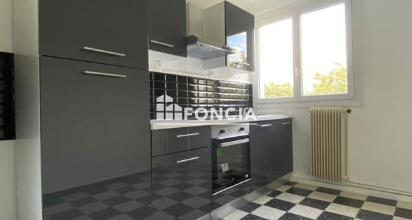 Location Appartement 4 pièces 84.86 m² - Villeneuve-lès-avignon 30400