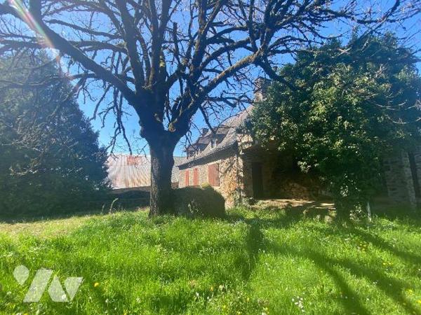 A VENDRE, à proximité de MAURIAC, au coeur d'un beau terrain d'environ 1 hectare, d'un maison a...