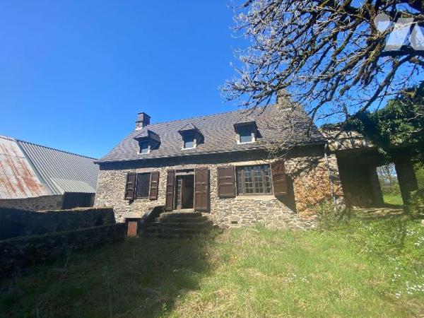 A VENDRE, à proximité de MAURIAC, au coeur d'un beau terrain d'environ 1 hectare, d'un maison a...