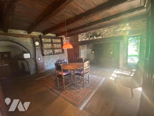 A VENDRE, à proximité de MAURIAC, au coeur d'un beau terrain d'environ 1 hectare, d'un maison a...