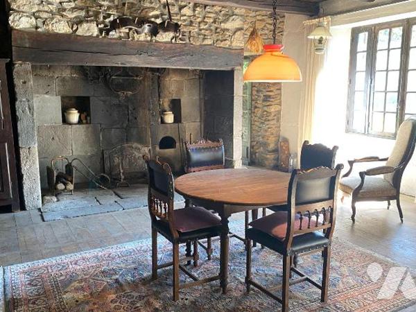 A VENDRE, à proximité de MAURIAC, au coeur d'un beau terrain d'environ 1 hectare, d'un maison a...