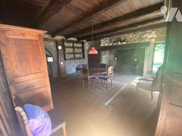 A VENDRE, à proximité de MAURIAC, au coeur d'un beau terrain d'environ 1 hectare, d'un maison a...