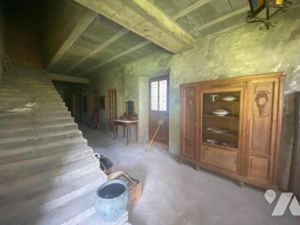 A VENDRE, à proximité de MAURIAC, au coeur d'un beau terrain d'environ 1 hectare, d'un maison a...