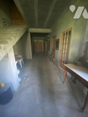 A VENDRE, à proximité de MAURIAC, au coeur d'un beau terrain d'environ 1 hectare, d'un maison a...