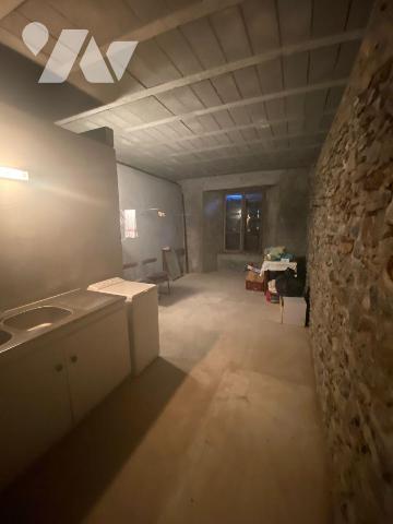 A VENDRE, à proximité de MAURIAC, au coeur d'un beau terrain d'environ 1 hectare, d'un maison a...