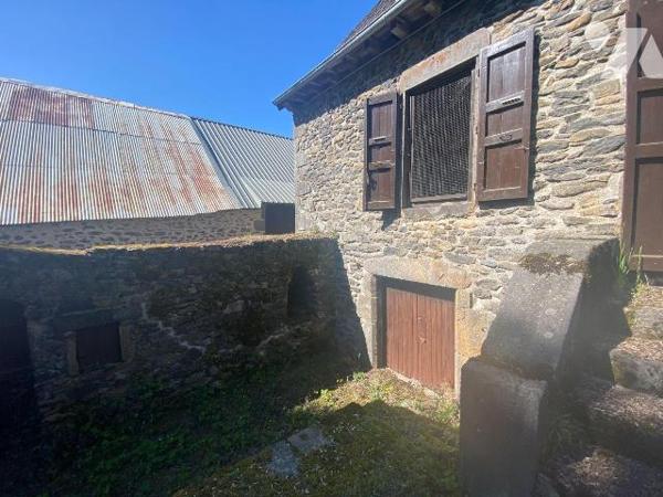 A VENDRE, à proximité de MAURIAC, au coeur d'un beau terrain d'environ 1 hectare, d'un maison a...