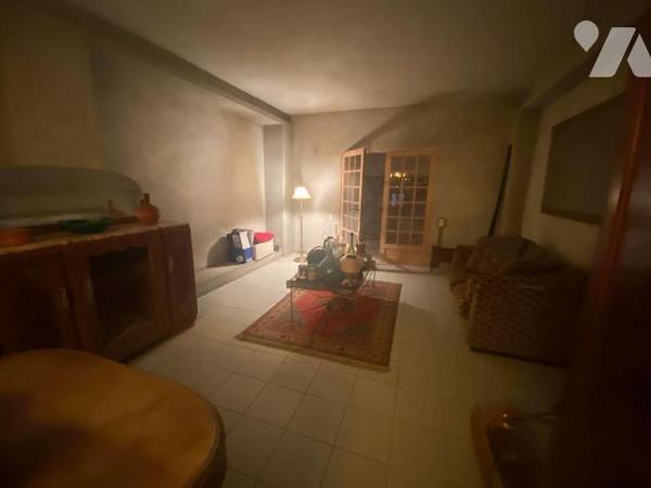 A VENDRE, à proximité de MAURIAC, au coeur d'un beau terrain d'environ 1 hectare, d'un maison a...