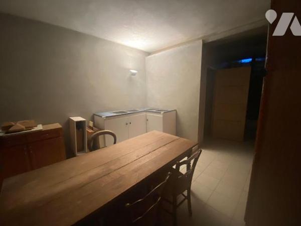 A VENDRE, à proximité de MAURIAC, au coeur d'un beau terrain d'environ 1 hectare, d'un maison a...